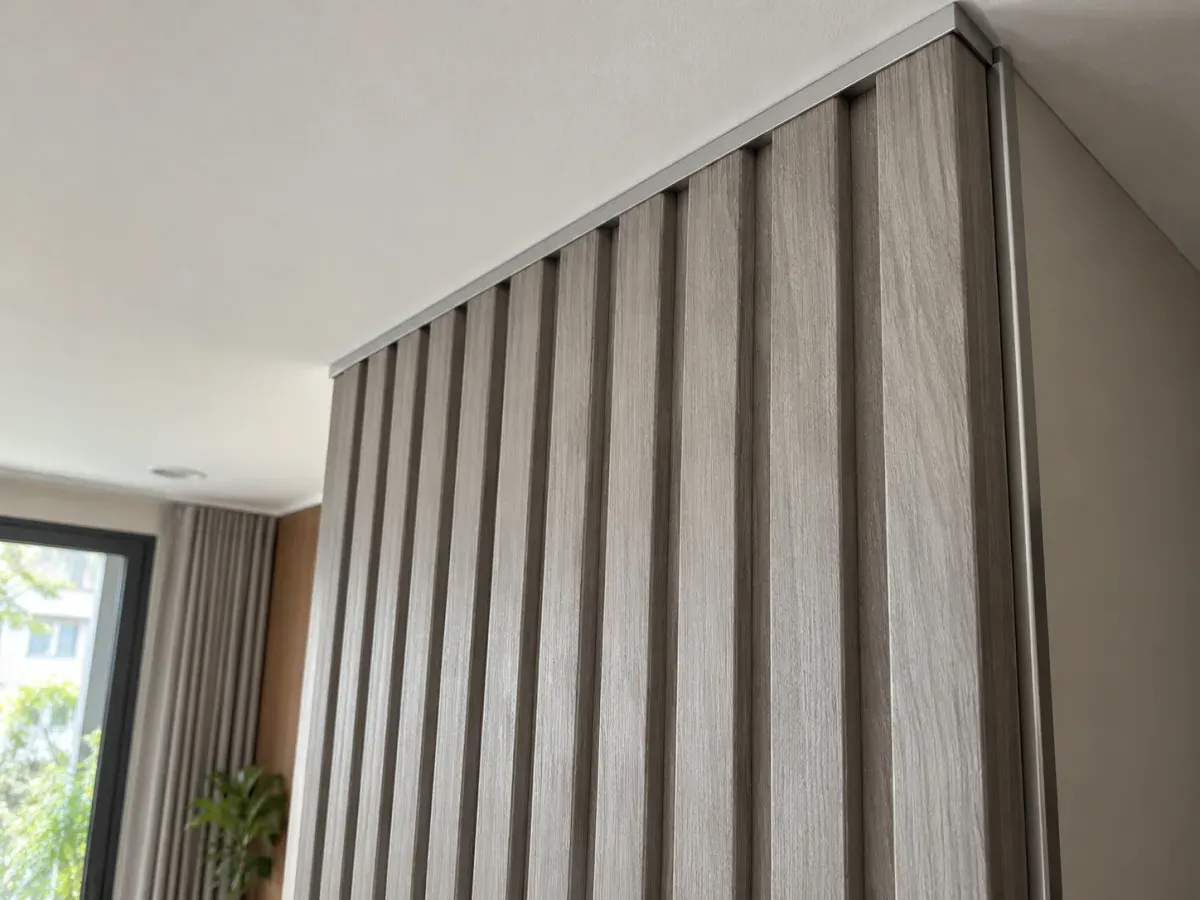 Lam sóng cận cảnh rãnh sóng và nẹp kết thúc, tông xám (ảnh minh họa)